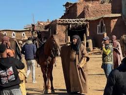 مشهد من مسلسل أبطال الرمال